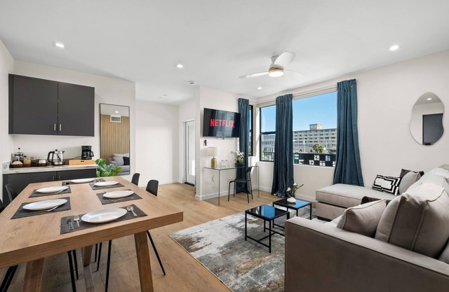 King Bed, EV Charger, Pet-Friendly, Balcony Near Airport & Beaches