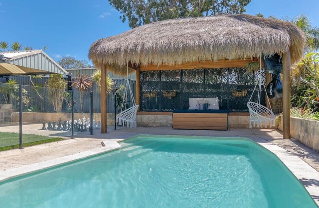 King bed - Fast wifi - Sleeps 8 - Pool table