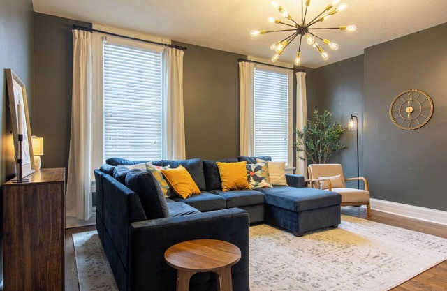 King Bed Free Parking Walk to Schiller Park Private Backyard