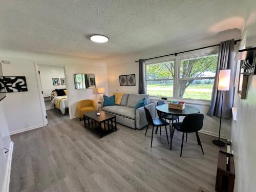 KING bed, Pet Friendly, Modern Retreat in CLE-BW