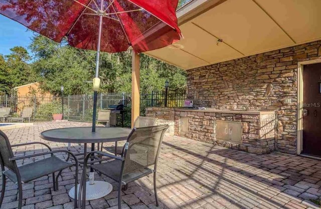 King bed, pool, creek! Private artsy 1/1 condo in forest, 1.6 mi. north of UF!