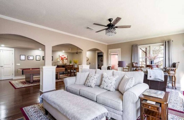 King Bed, Pool Table & Movie Theatre - Pet Friendly!