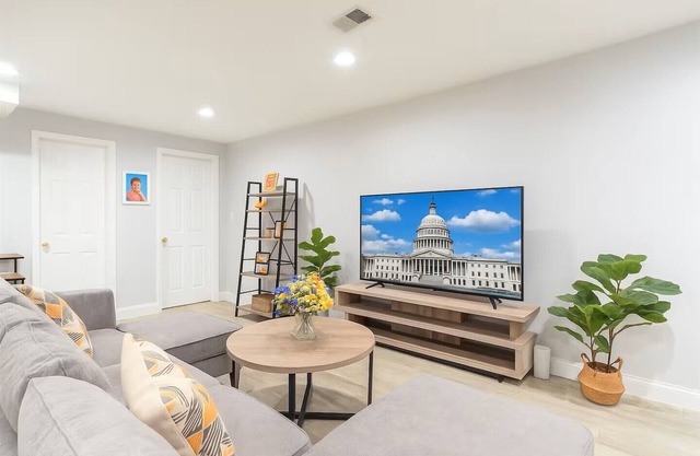 King Bed, Queen Bed, Sofa Bed, Prime Downtown Location, New Renovation