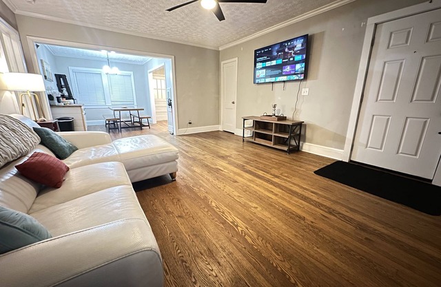 KING bed! Quiet & Cozy, Updated, Patio porch & fenced yard for pups!