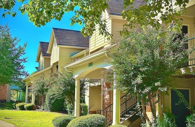 KING BED W/POOL,Pet Friendly, Fitness Center,Seconds from INTERSTATE,FREE Parking