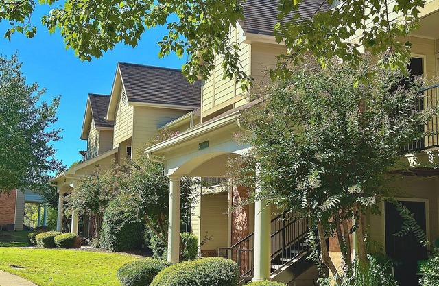 KING BED W/POOL, Pet Friendly, Fitness Center, Seconds from INTERSTATE, FREE Parking