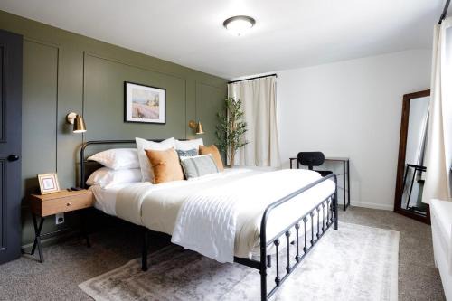 King Bed, Work Desk, Near Hwy, Laundry Room Access