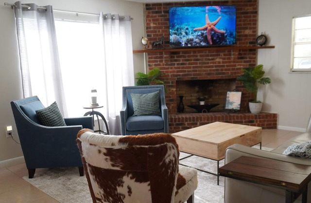 King, Close to Downtown and WEC, FirePit, BBQ, Netflix, Fenced Backyard, DogsOk