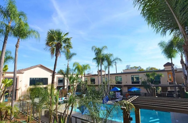 King Deluxe w/Pullout Couch, The Cove Hotel, Heated Pool, Near The Queen Mary