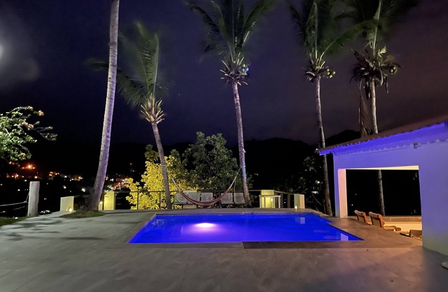 King Ranch villas - hilltop cabin with 22 person jacuzzi