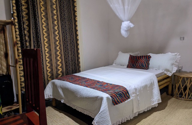 KING ROOM located in Lake view and Volcanos view