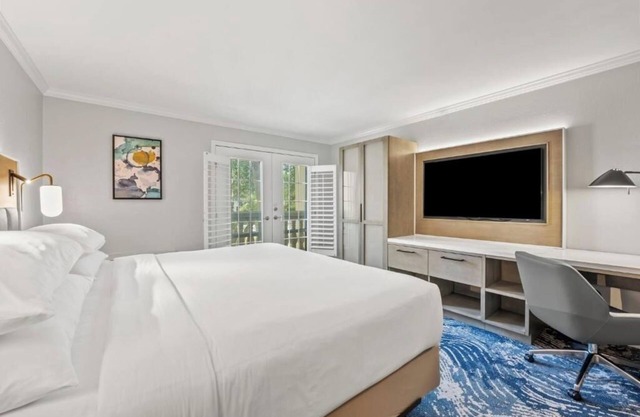 King Room Near Scandalous Artistry Salon ORL