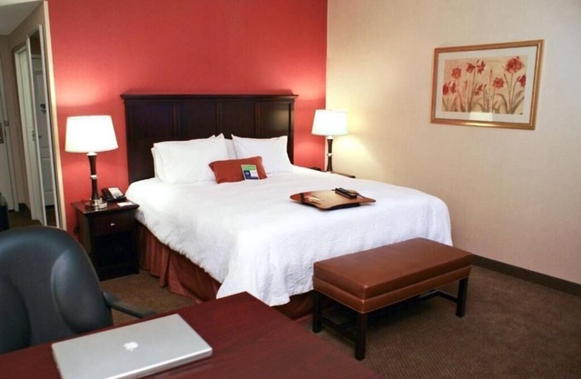 King Room Near Life Storage LAS