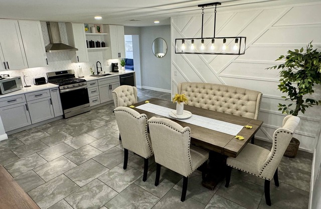 King size bed and 7 min away from Cielo Vista, El Paso's airport and Fort Bliss!