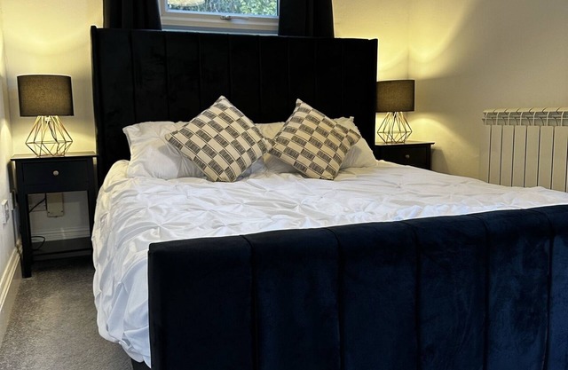 king size bed apartment close to town center