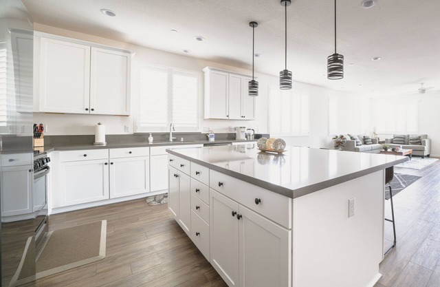 *King Suite by hospital & UC w/Private Bathroom*