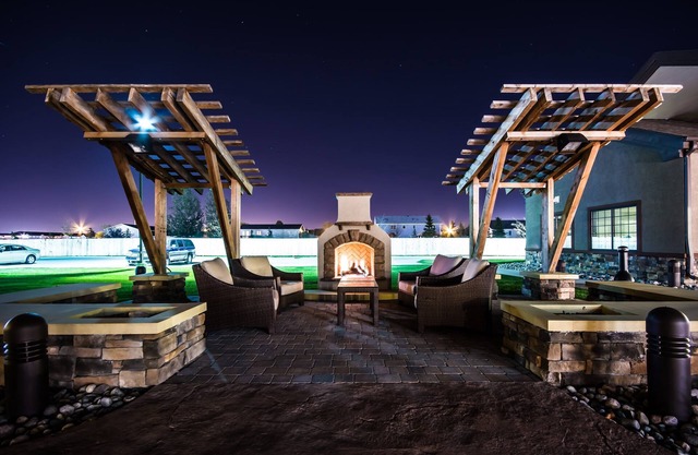 King Suite Close to University of North Dakota. Free Breakfast. Indoor Pool & Hot Tub.