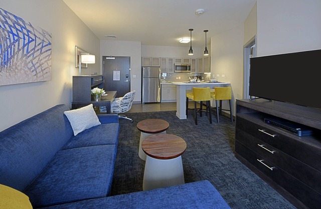 King Suite. Free Breakfast. Gym. Near Arkansas Heart Hospital.