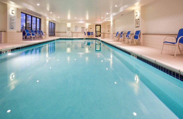 King Suite. Free Breakfast. Pool & Hot Tub. Gym. Near Aurora Medical Center!