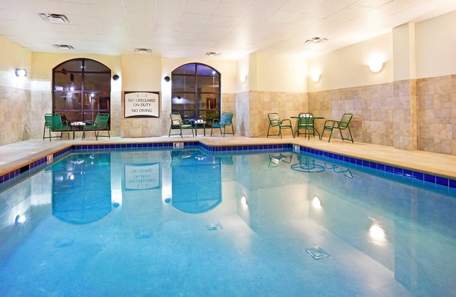 King Suite. Free Breakfast. Pool & Gym. Close to the University of Tennessee Arboretum!