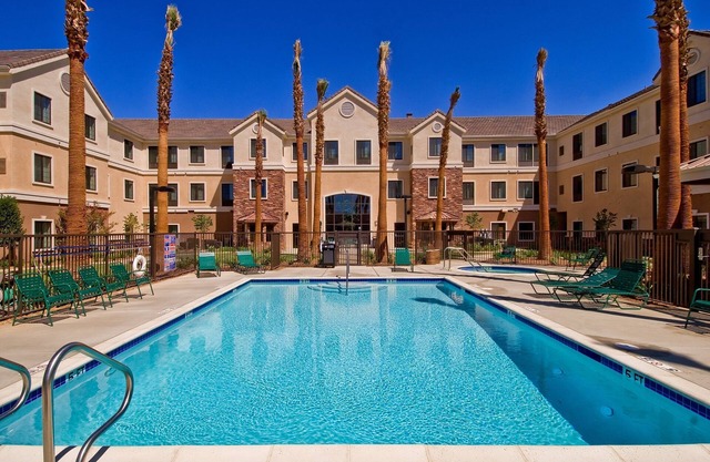 King Suite. Free Breakfast. Outdoor Pool & Hot Tub. Near Edwards Air Force Base!