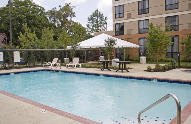 King Suite. Free Breakfast. Outdoor Pool. Gym. Relaxing Retreat!