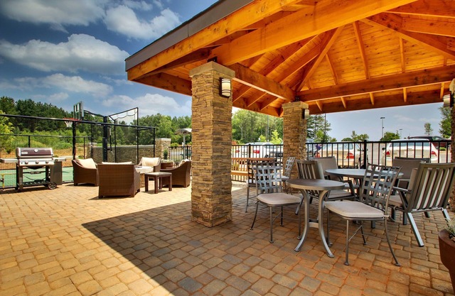 King Suite Great for Business Travelers! Free Breakfast Buffet. Indoor Pool