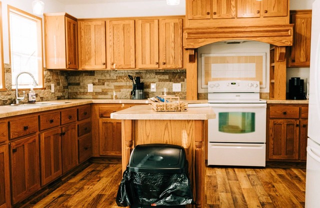 King Suite,Hot Tub,Pretty Hilltop View,