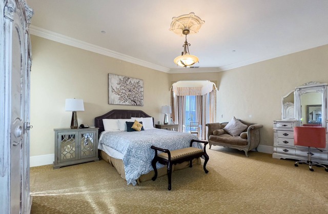KING SUITE in Mansion Near Beach Monterey Carmel