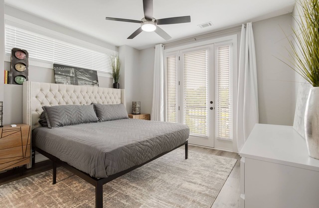 King Suite, Modern Loft Close to Downtown!