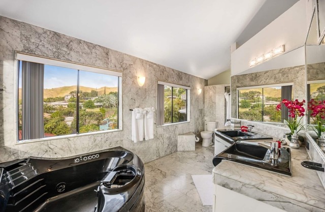 King Suite Oasis: Unwind with Jacuzzi & Bay Views (Unit B)n