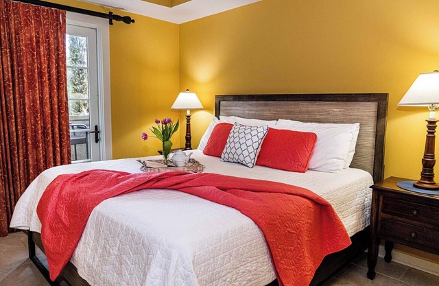 King Suite with full size fridge-balcony-pool courtyard view-sleeper sofa