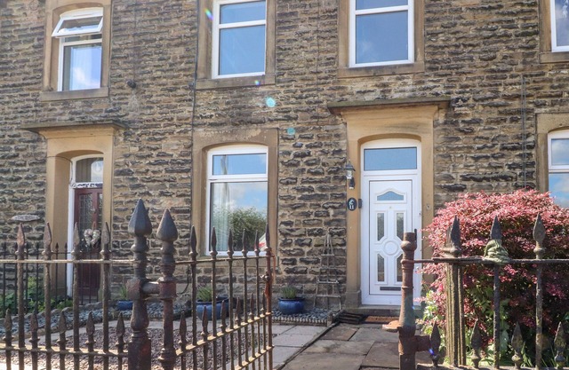 KINGFISHER COTTAGE, 11 AIREBANK TERRACE, pet friendly in Gargrave