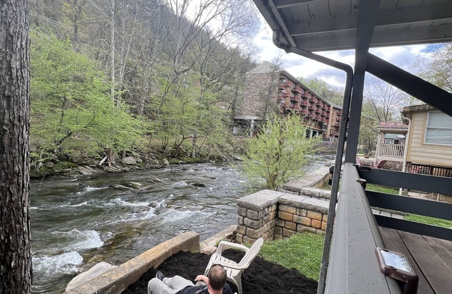 Kingfisher-River Front Property walking distance to Downtown Gatlinburg!
