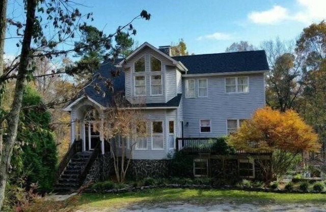 Kings Mountain Retreat 4BR Family Home Mountain View, Game Room, Fireplace