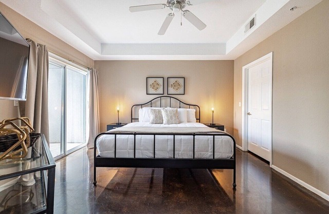 Kingside ★ Channelside | 55 & 43” TV | Pool + Wifi