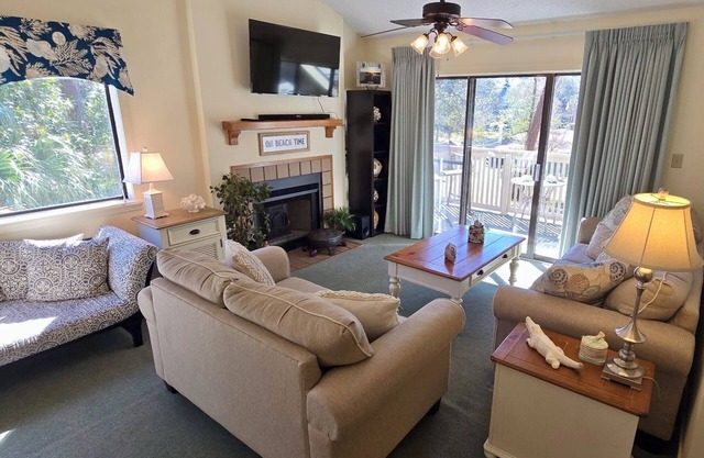 Kingston WHP 21D 2nd floor Villa w/pool/beach