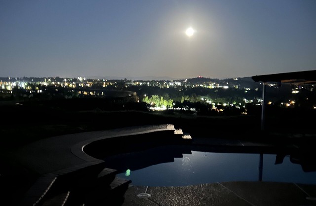 Kingsview Luxury Retreat above the city 1 King Bed 2 Queen beds