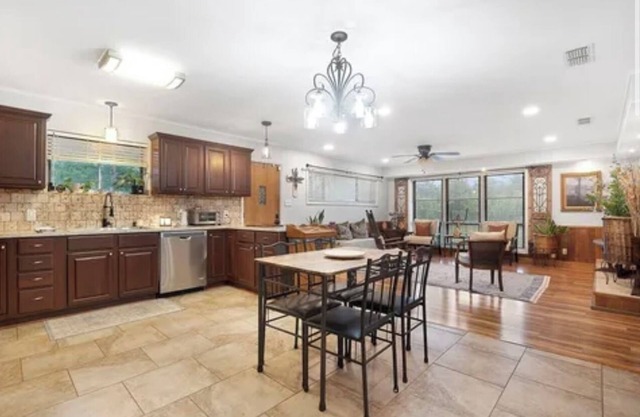 Kirk’s Kilgore Kottage - 3 bedrooms, 2 bath House