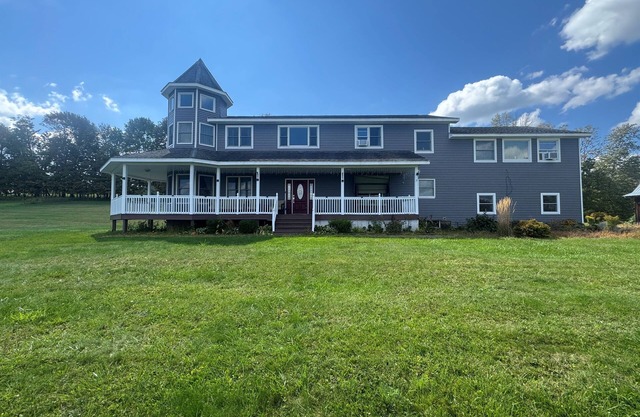 Knight's landing- Large home, long distance views, under 10 miles to ASV
