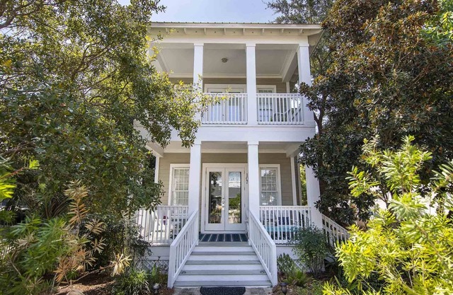 Knot a Care- Less than 200 Yards to Deeded, Private Beach+community pool!