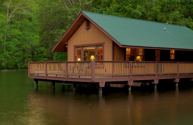 Knott's Landing - One-of-a-kind floating water cabin, 15 minutes from Helen, GA