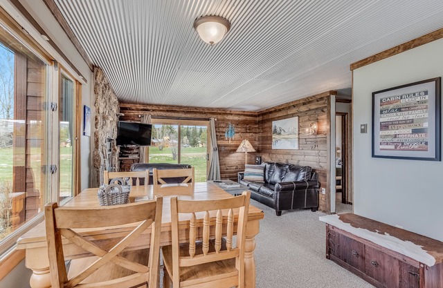 Knotty Pine- Mountain cabin with stunning views