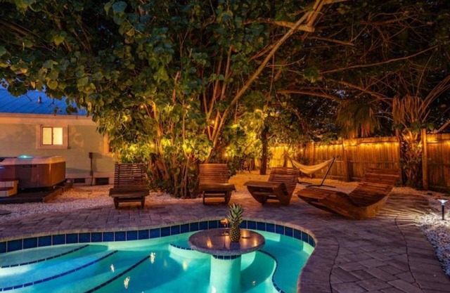 Kokomo - near AMI beaches, private heated pool, spa, 2 kings, 5 Bdrm, Game Room