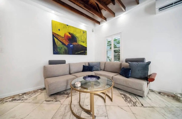 Komffy Waterside Escape w/Queen Bed and Free Parking