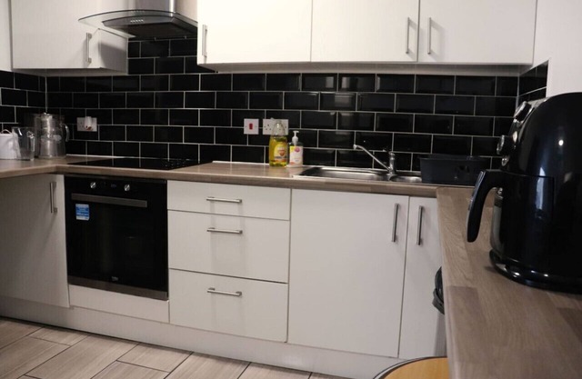 Kop View Hotel - Sleeps 4 - Ensuite Room - 1