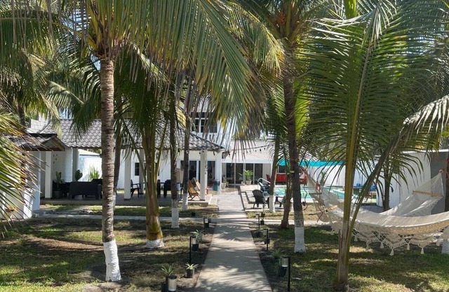 Kozy beach front house 20 min from the airport, private pool