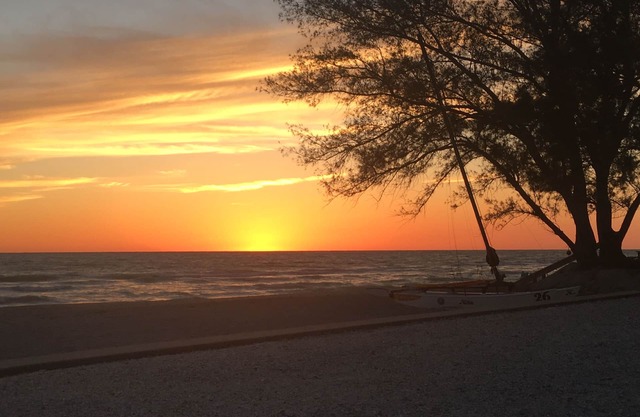 Kozy Kottage on private road. 2 minute walk to private beach. Pet friendly!