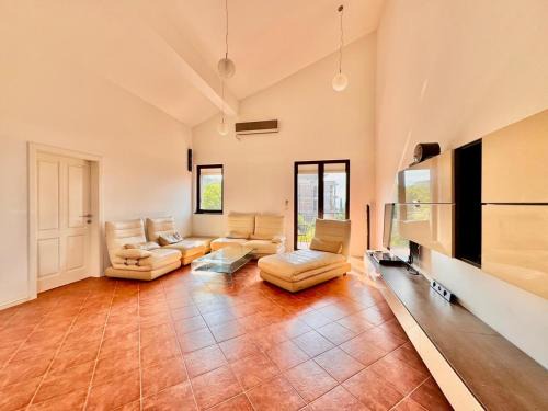 Kumbor sunny port with shared pool