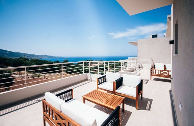 Kynthia - Luxury Villa for 8 people with panorama view and private pool